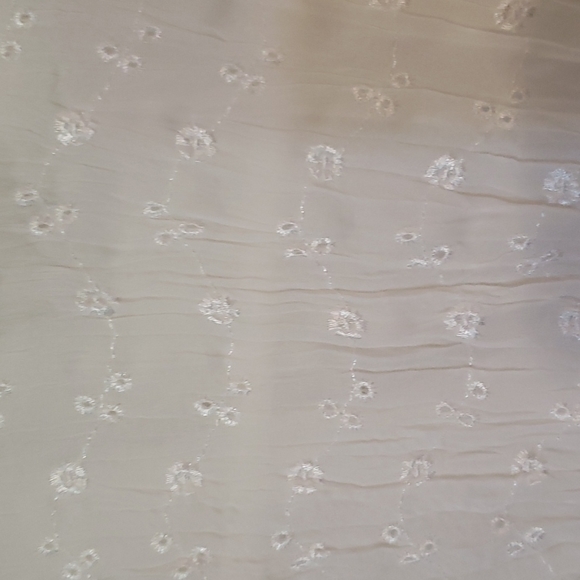 White beautiful button up shirt. Brand is Allison Taylor. Size small - Picture 4 of 4